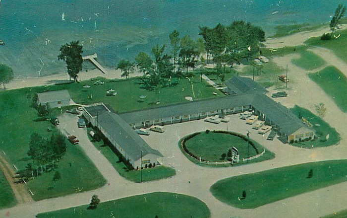 Holiday on the Lake Motel (Holiday Motel) - Old Postcard (newer photo)